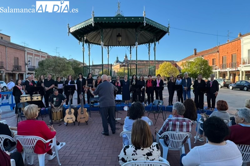 Aplausos y gran afluencia de púbico acompañan al Taller de Canto Popular en su recital de final de curso en la Plaza de España