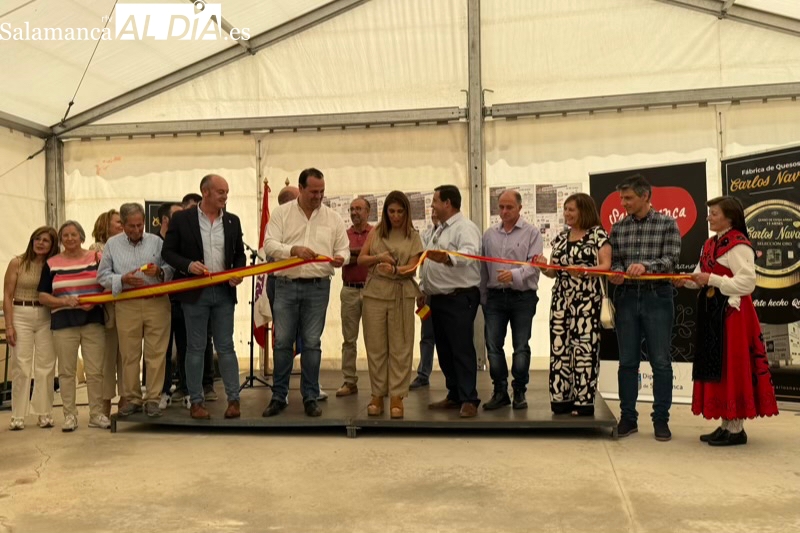 Multitudinaria bienvenida a la I Fiesta de la Mancomunidad en Cantaracillo, cita que pretende simbolizar la unión y alzar la voz de nuestros pueblos