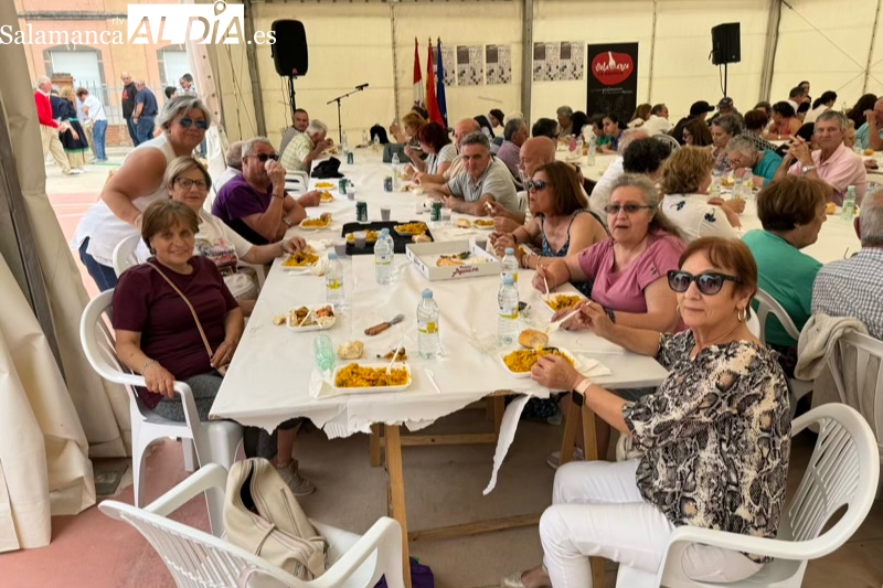 La gran paellada de la I Fiesta de la Mancomunidad reúne a cientos de personas alrededor de la mesa
