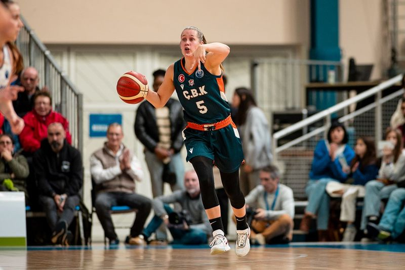 Laura Cornelius refuerza al Perfumerías Avenida