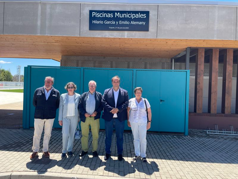 El alcalde de Guijuelo estrena las nuevas piscinas municipales