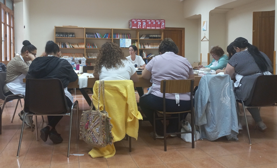 Ocho personas inician la nueva acción en costura de Cáritas