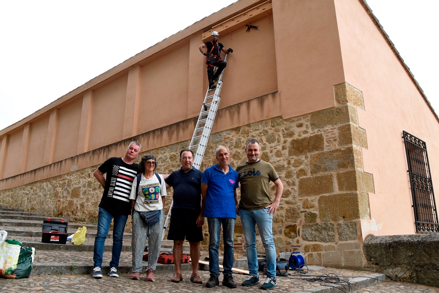 Instaladas 6 cajas-nido para vencejos en la trasera de La Parada de La Colada