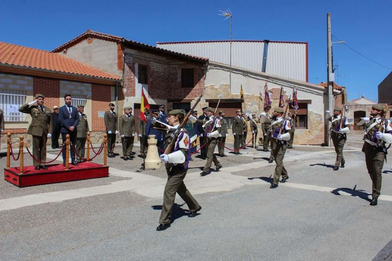 La Vellés se viste de gala para inaugurar su mástil en la plaza del Alcalde Carlos Lobato