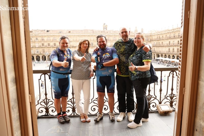 Salamanca recibe a los participantes de la marcha solidaria en bicicleta ‘Nos movemos en ruta contra el cáncer’