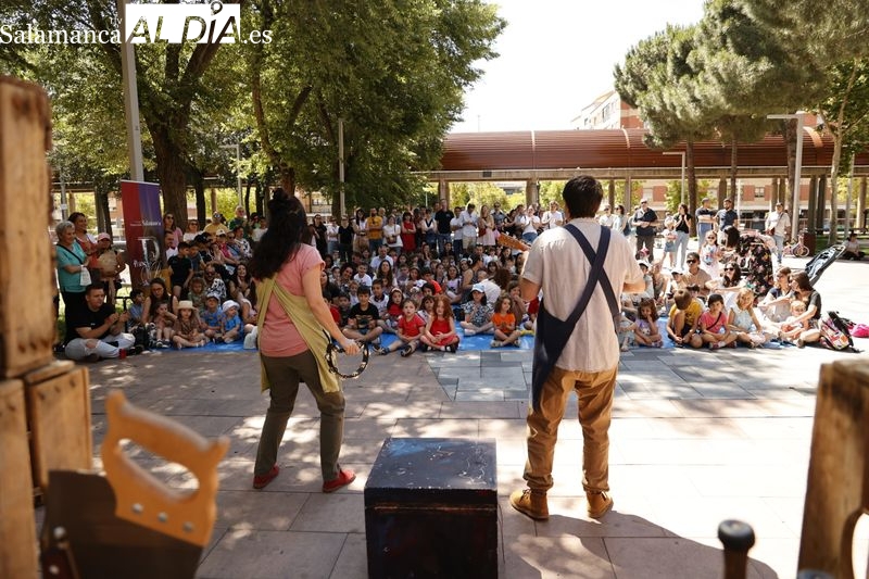 Pequeños y mayores disfrutan con los Los cachivaches de don Baldomero en la plaza de Barcelona