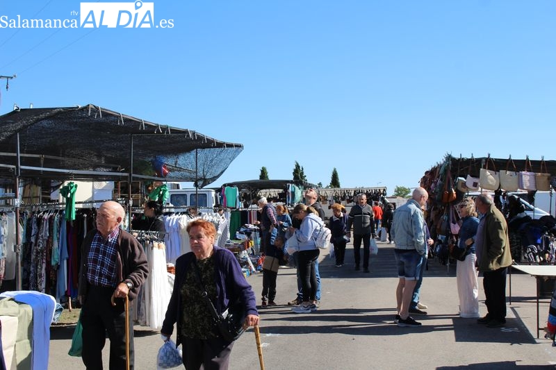 El mercadillo de Trabanca anuncia la proximidad del verano con una buena afluencia de público