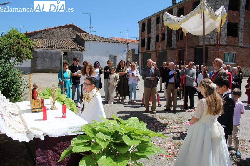 Los vecinos de Yecla de Yeltes celebran el Corpus con cuatro altares y la bendición de niños