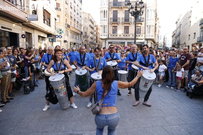La batucada K-Charros anima el centro de Salamanca