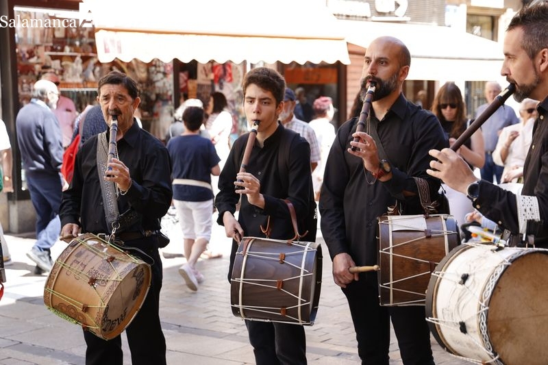 Los tamborileros llenan de ritmo el centro de Salamanca