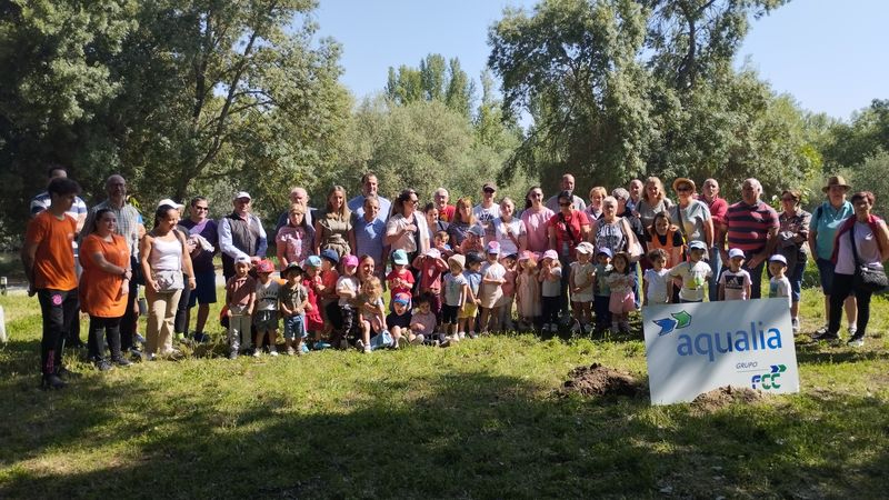 Escolares y mayores plantan árboles frutales en la Isla del Soto