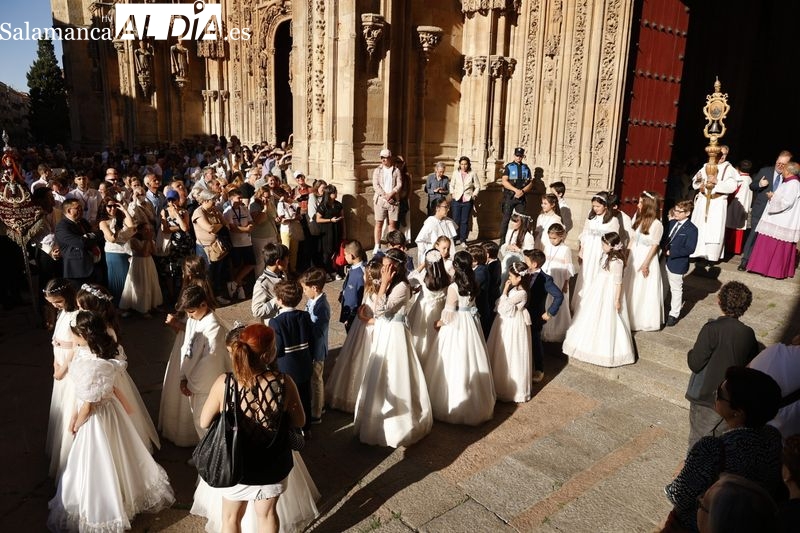 Devoción en la procesión del Corpus Christi