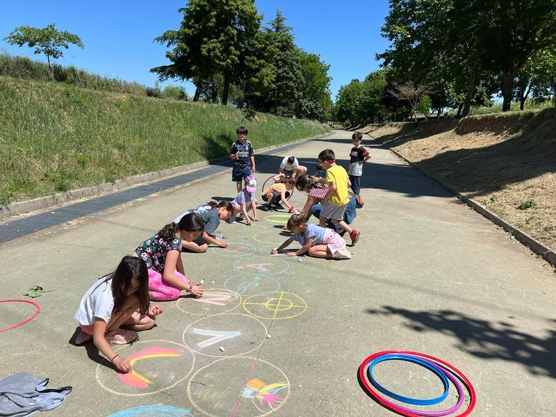 Los niños de Carbajosa pintan una rayuela de cien metros