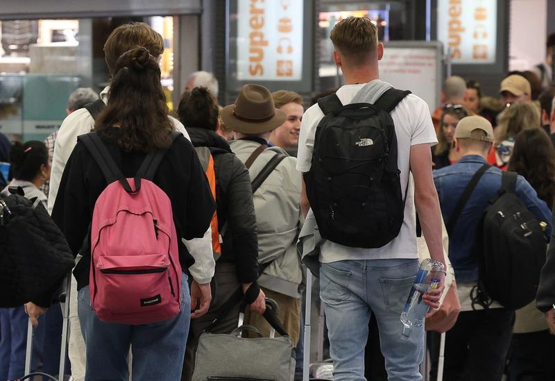 Los jóvenes que deseen viajar con descuento este verano ya pueden registrarse en la web de Transportes