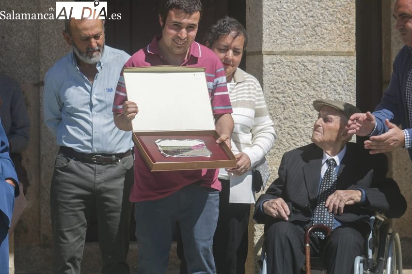 Agusto García Galache recibe en Bogajo una placa de homenaje por su centenario