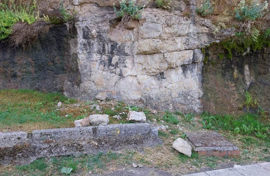 Registrado un pequeño desprendimiento en el escarpe del Parador