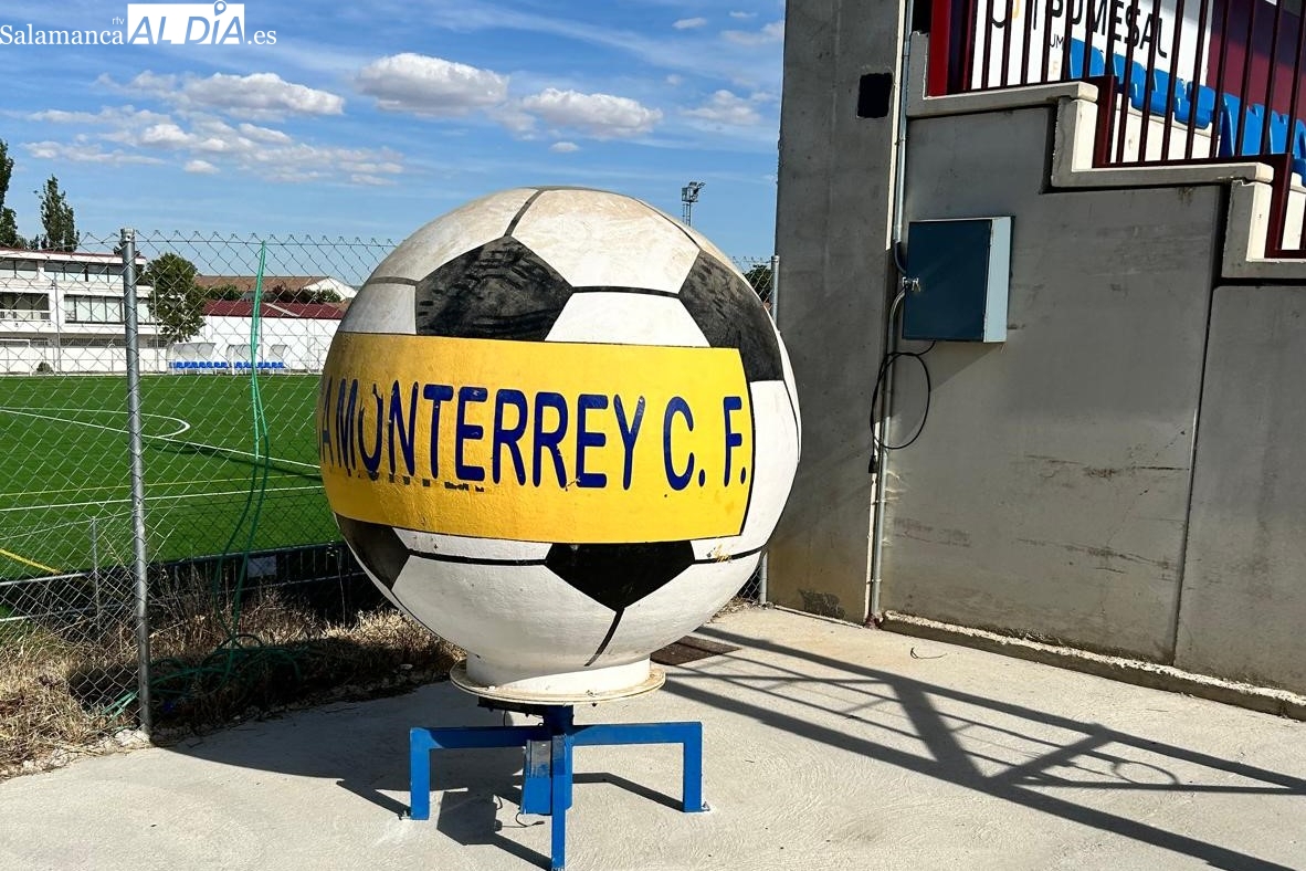 El balón del Monterrey estrena su nueva ubicación en el Reina Sofía