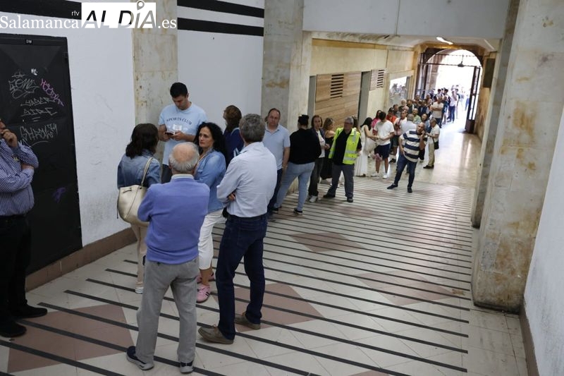 Largas colas en la boutique del Salamanca UDS para hacerse con los packs para la final en el Helmántico