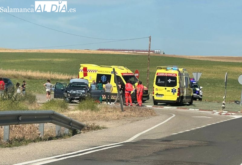 Cinco heridos al colisionar dos turismos en Coca de Alba 