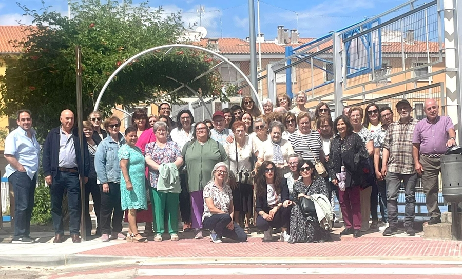 Medio centenar de miembros de la Escuela de Adultos se reúne en torno a la mesa