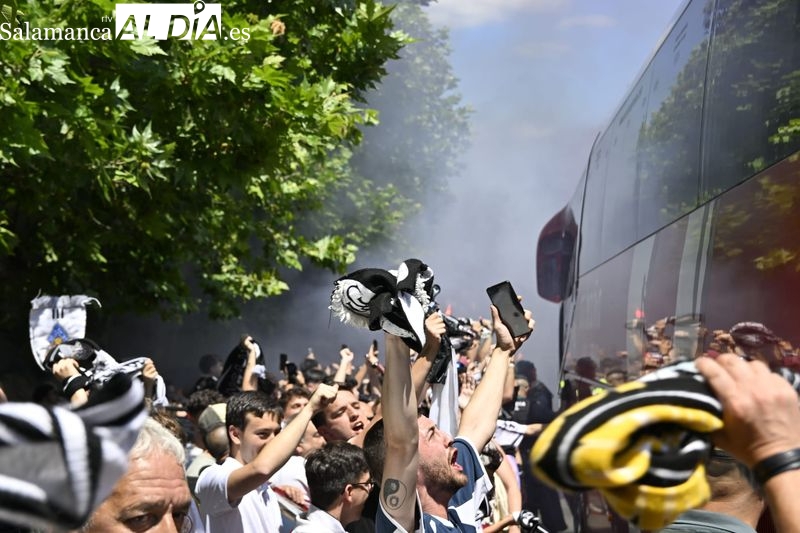 ¡Apoteosis en el recibimiento al bus del Salamanca UDS!: miles de aficionados meten el primer gol en el partido final por el ascenso