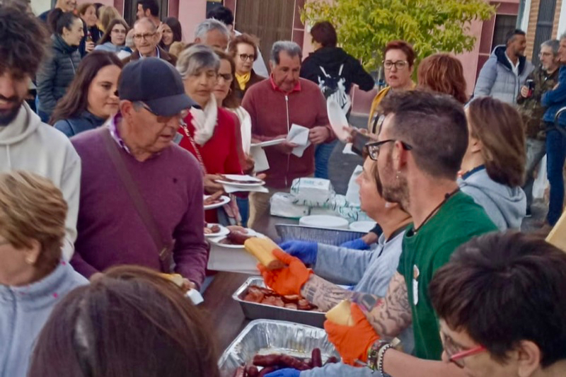 Multitudinaria y festiva parrillada en El Campo de Peñaranda