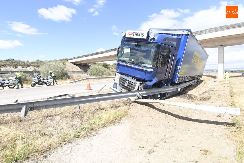 Un reventón de rueda provoca un accidente de un camión en la A/62 a la altura de Fuentes de Oñoro