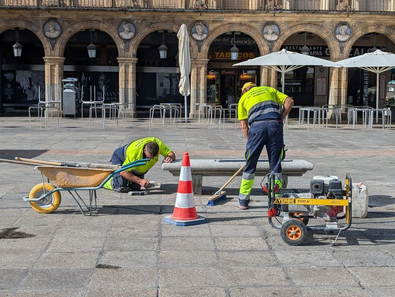 La Plaza Mayor recupera sus tradicionales bancos