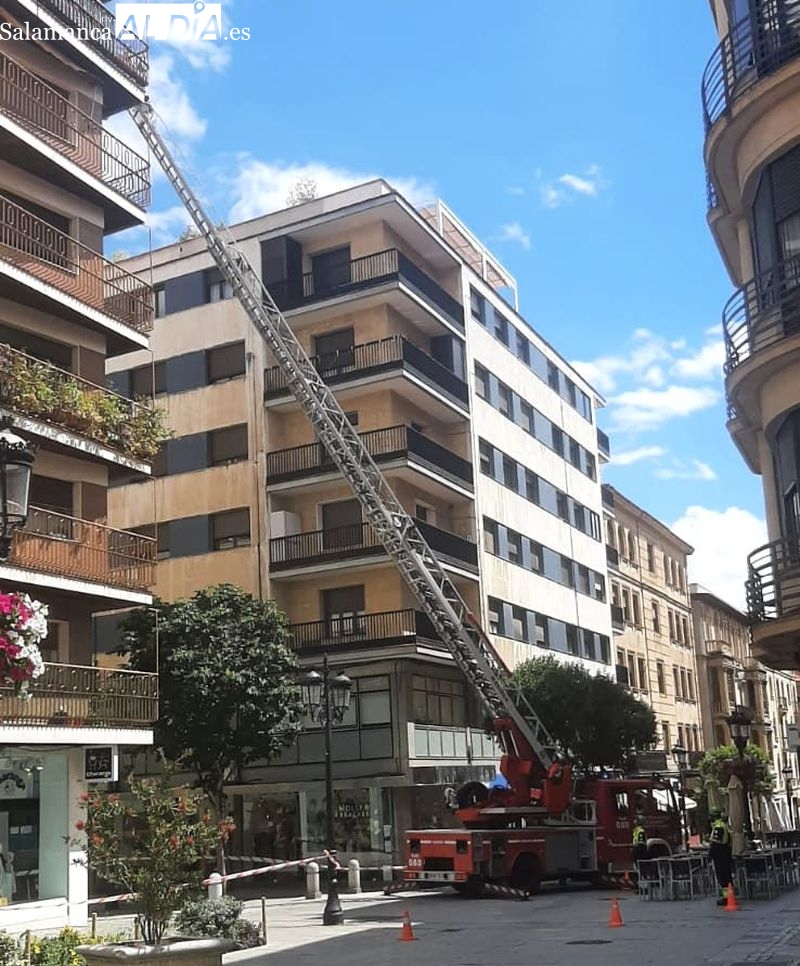La caída de unos cascotes de una fachada en la calle del Arco obliga a intervenir a los Bomberos