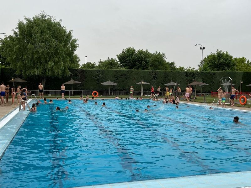 Bibliopiscina y Ludopiscina, servicios novedosos en las piscinas de Carbajosa