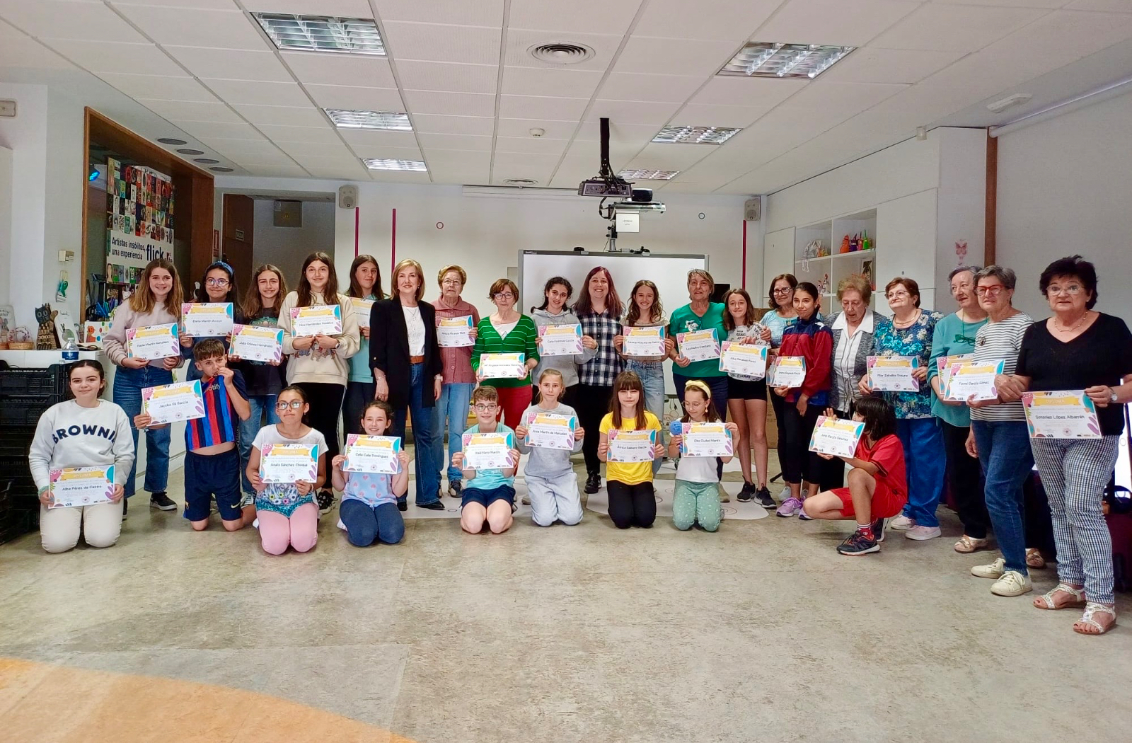 Punto y final más que animado para el primer taller intergeneracional de ganchillo