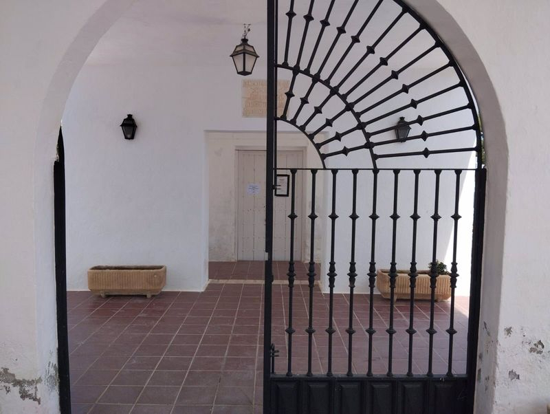 Oleada de robos en cementerios: se llevan 140 crucifijos de bronce de un municipio de Toledo