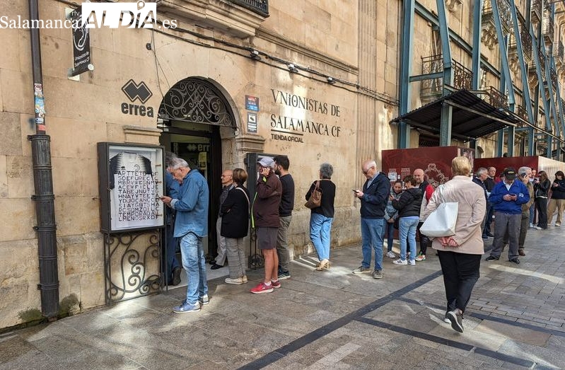 Cola en la Rúa Mayor en el primer día para la renovación de los carnés de Unionistas