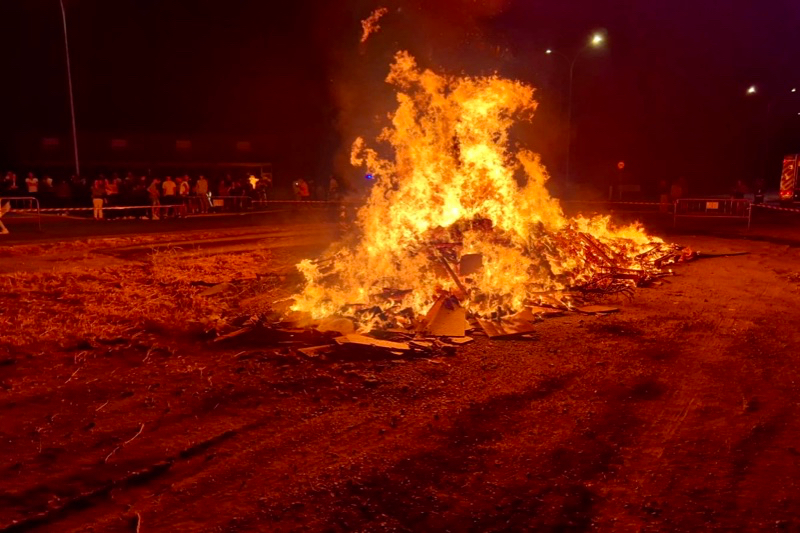 Peñaranda celebra una noche de fuego y deseos junto a la hoguera de San Juan