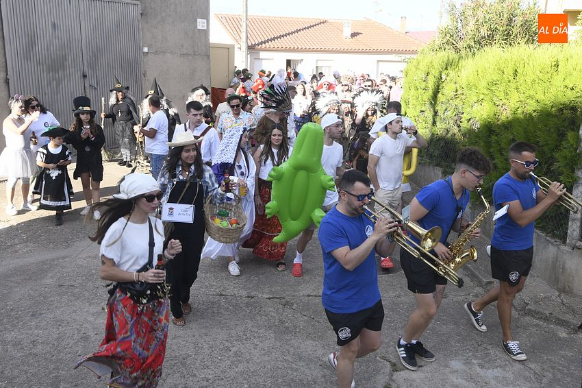 Las peñas invaden las calles de Martín de Yeltes empapándolas de color y alegría