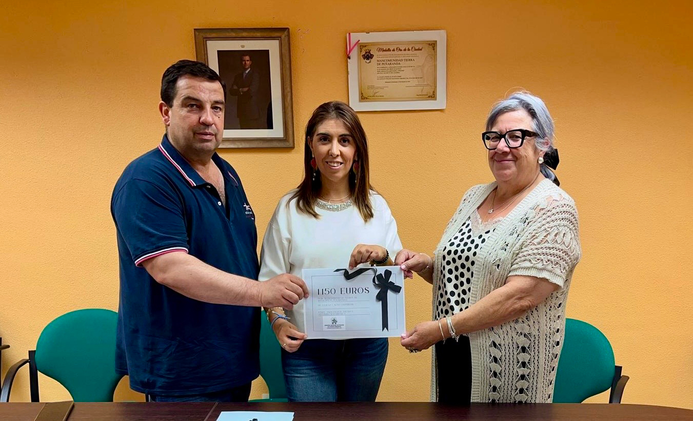 La Mancomunidad entrega los más de 1.100 euros recaudados en el bingo solidario a la asociación Ariadna