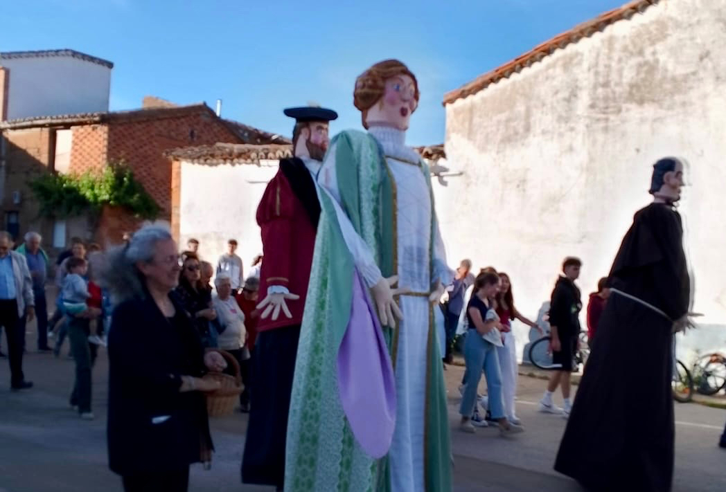 Expectación en las calles de Villoruela en el encuentro con los gigantes de ‘El Principe Villoruelense’