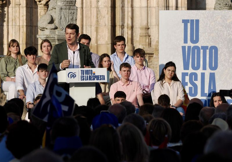 Mañueco ve a Sánchez carcomido por la corrupción y pide apretar el acelerador en la recta final de campaña