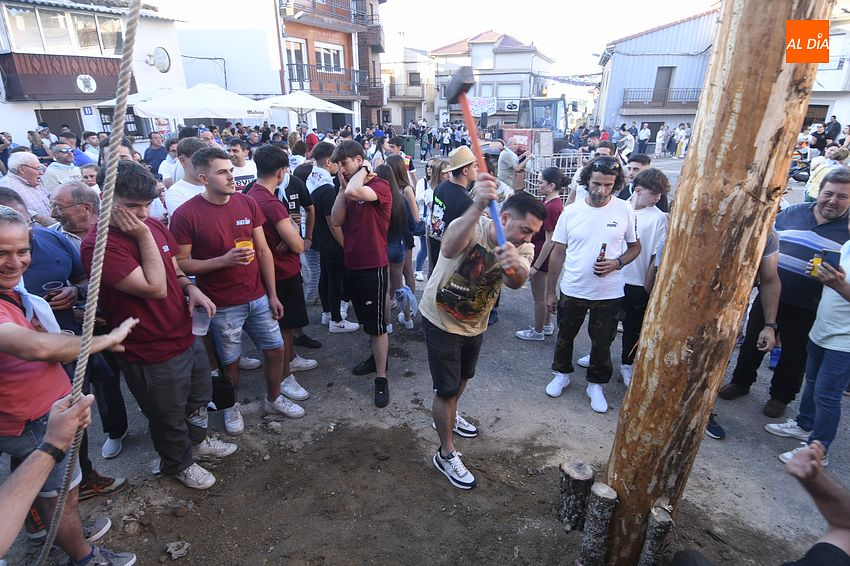 El Payo iza su viga de 23 metros en honor a San Juan