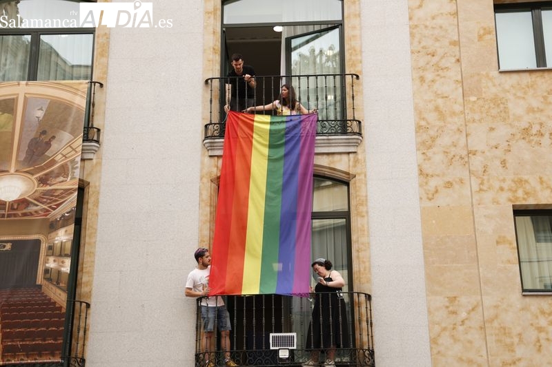 Celebración del Orgullo LGTBIQ+ con la bandera arcoíris en la fachada del Teatro Liceo