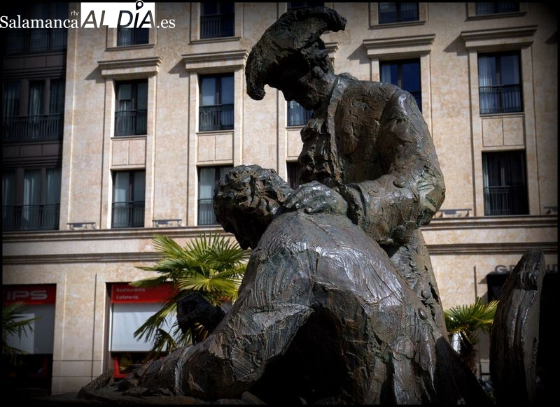 Pillado por la Policía cuando orinaba en la estatua dedicada a Churriguera