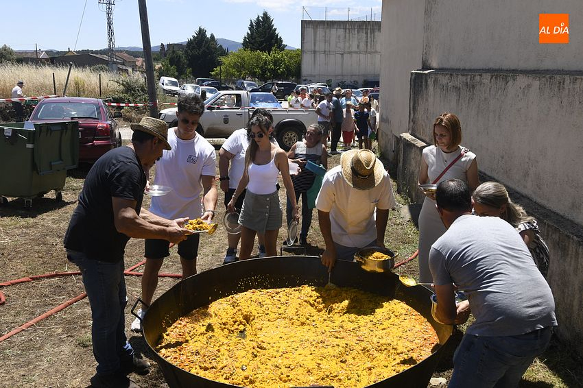 Más de 300 personas rematan las fiestas de Robleda degustando paella