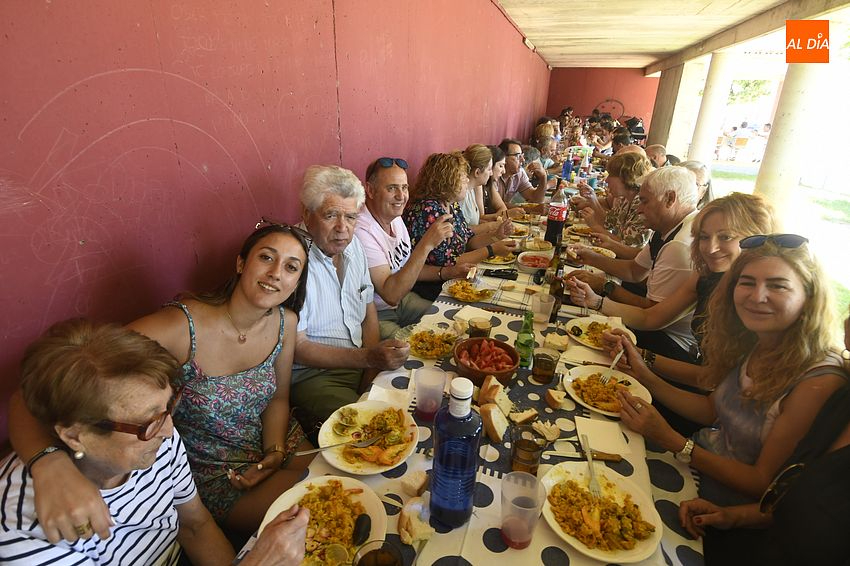 Una comida popular con los vecinos de Sanjuanejo cierran las actividades recreativas en San Juan