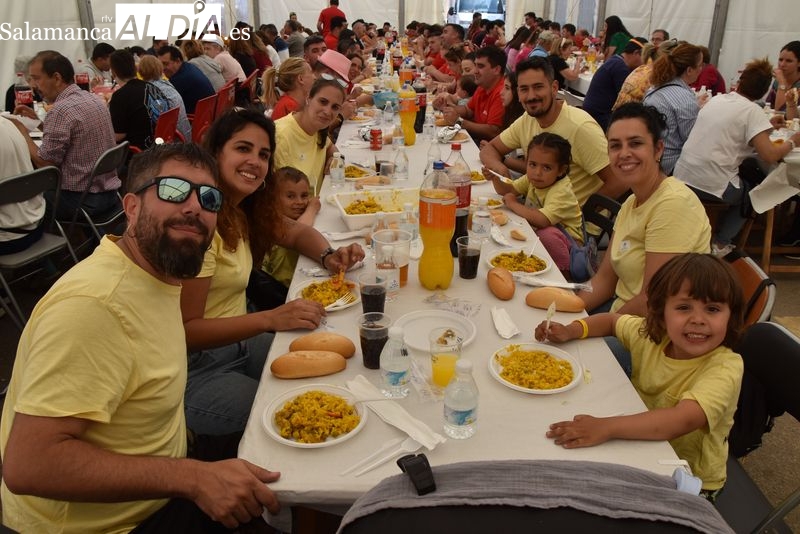 Gran ambiente y buen humor en la paella popular de Villares de la Reina