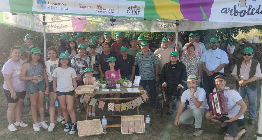 Barquilla incorpora nuevos árboles frutales añadiéndoles los deseos de los vecinos