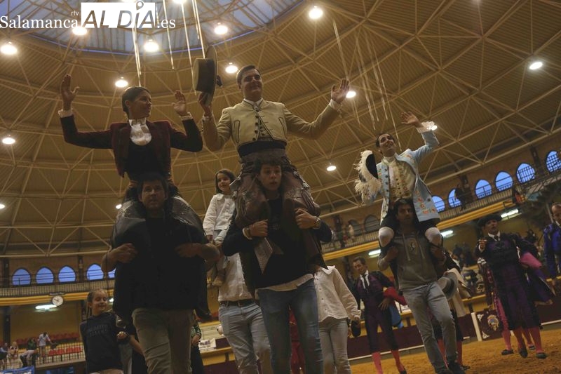 Todos a hombros en el festejo de rejones de Alba de Tormes