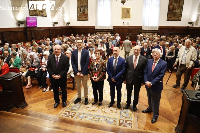 Emotivo reconocimiento a la trayectoria universitaria de la presidenta de honor de Alumni-USAL, Ángela Calvo Redondo