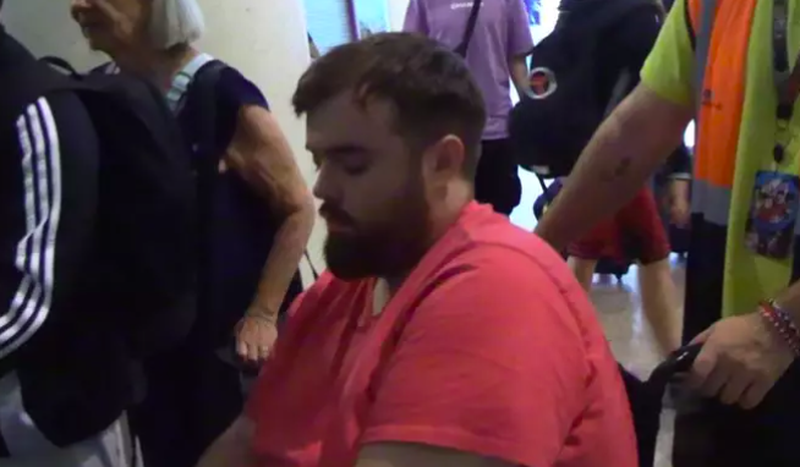 Ibai Llanos regresa a Barcelona y recorre el aeropuerto... ¡en silla de ruedas!