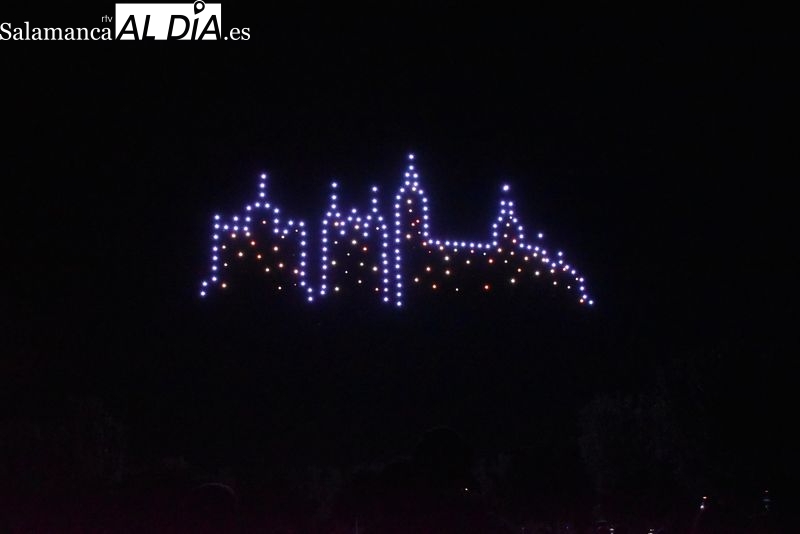 Más de 200 drones crean espectaculares figuras sobre el cielo de Salamanca