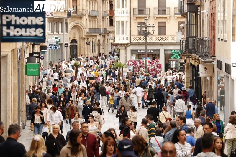 Salmantinos y turistas llenan el centro de Salamanca desafiando al tiempo 